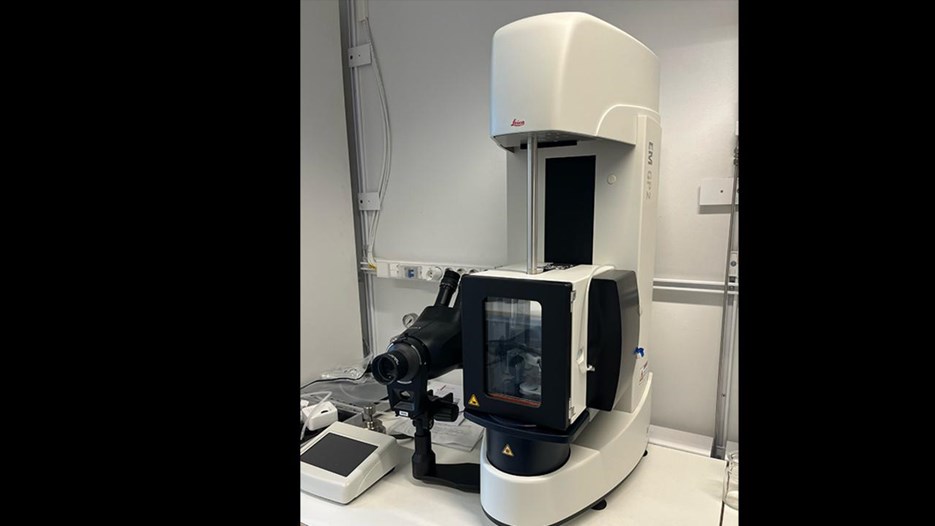 Instrument for cryo-EM sample preparation