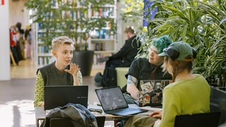 Studenter pluggar inne på UB