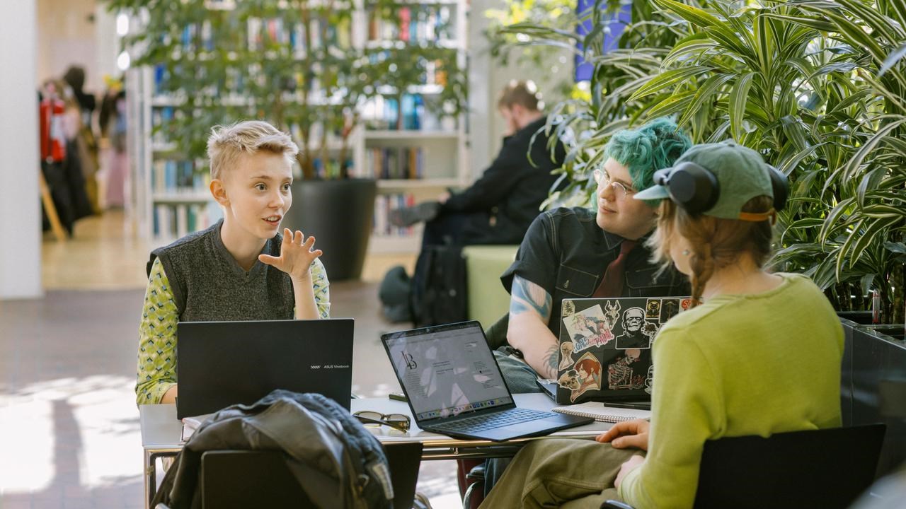 Studenter pluggar inne på UB