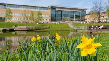 Umeå universitets huvudcampus på våren.