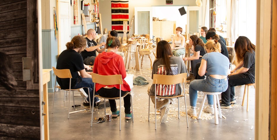 Studentgrupp slöjdar på Gammlia