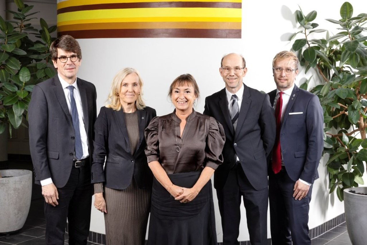 En grupp människor som står bredvid varandra.