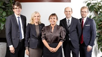 En grupp människor som står bredvid varandra.