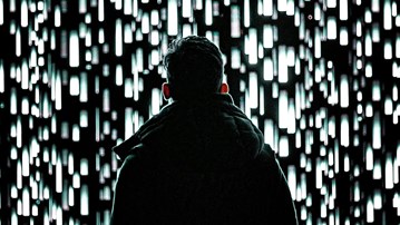 En man som står framför en vägg av ljus.