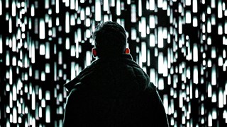 En man som står framför en vägg av ljus.