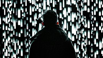 En man som står framför en vägg av ljus.