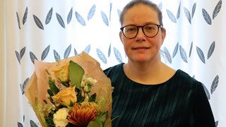 Ylva Hedberg Fransson pedagogisk pristagare 2024 håller i en blombukett