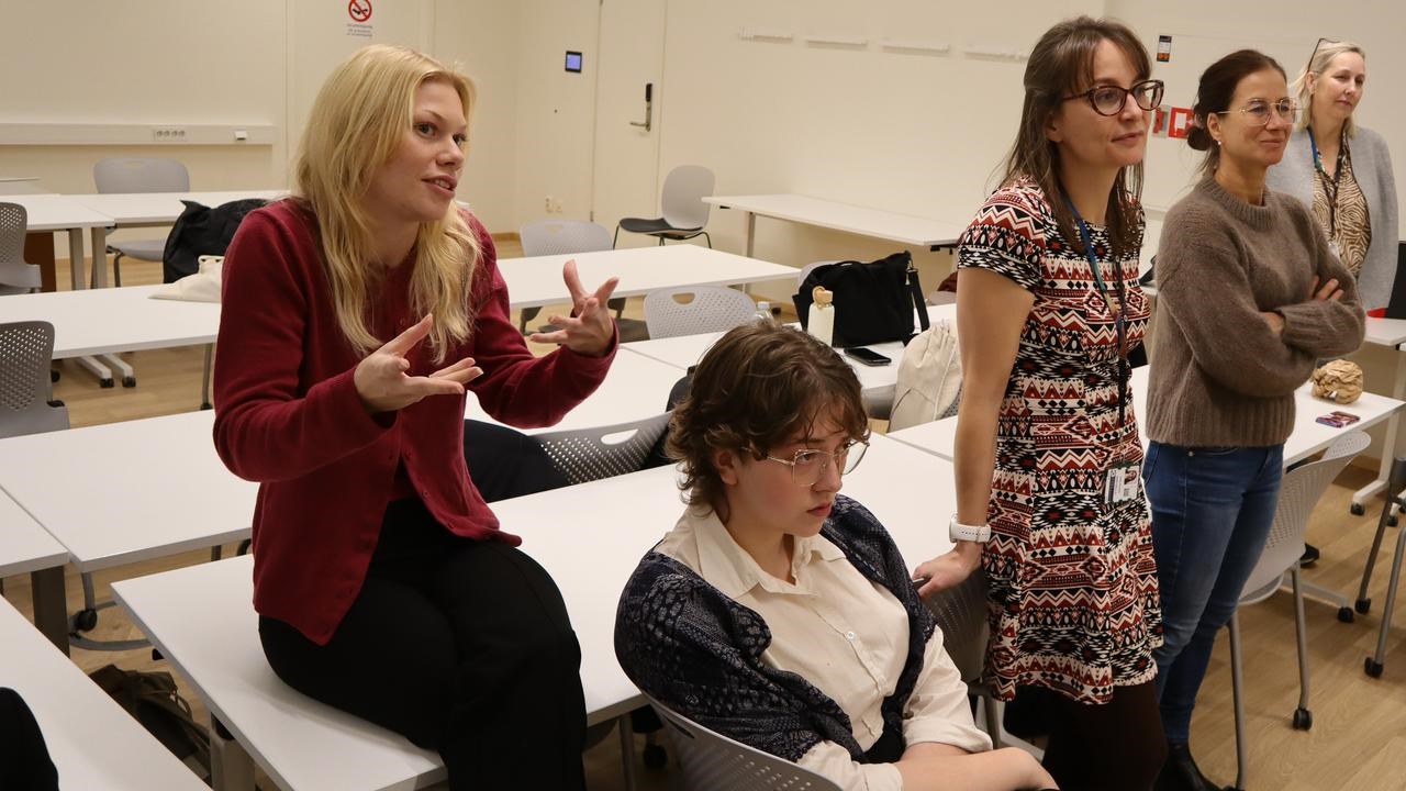 Bild på studenter och lärare under en diskussion vid redovisning av ett projekt i miljövetenskap.