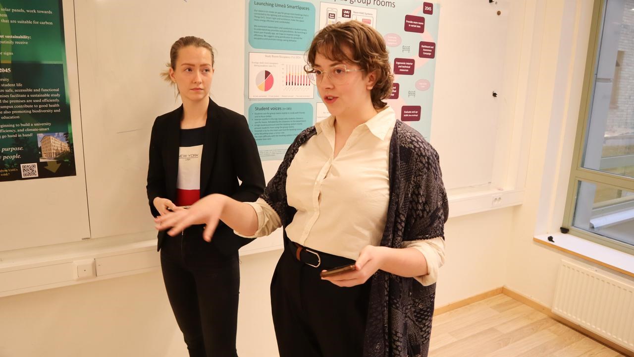 Bild på studenterna Jasmin Mannelqvist och Ilse Olsson som presenterar resultat från sitt projektarbete.