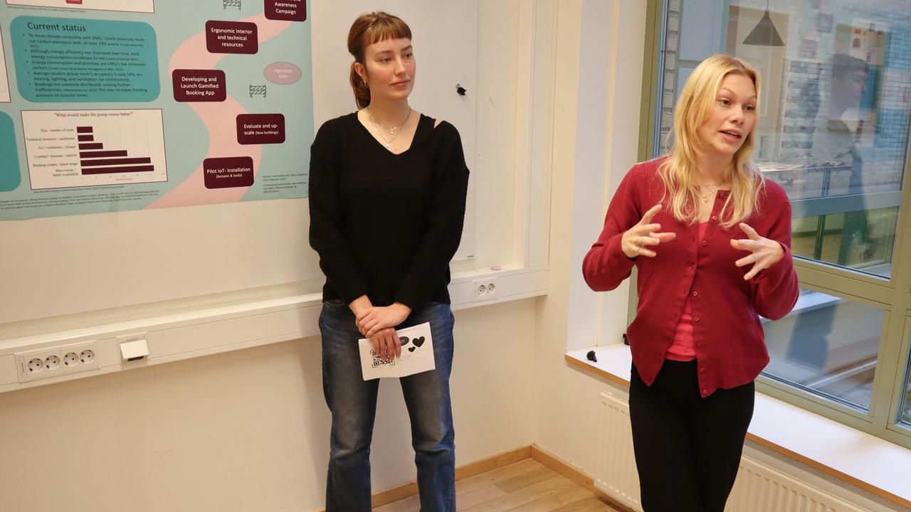 Bild på studenterna Tuva Elingstam och Selma Skoglund under redovisning av projektarbete i miljövetenskap.