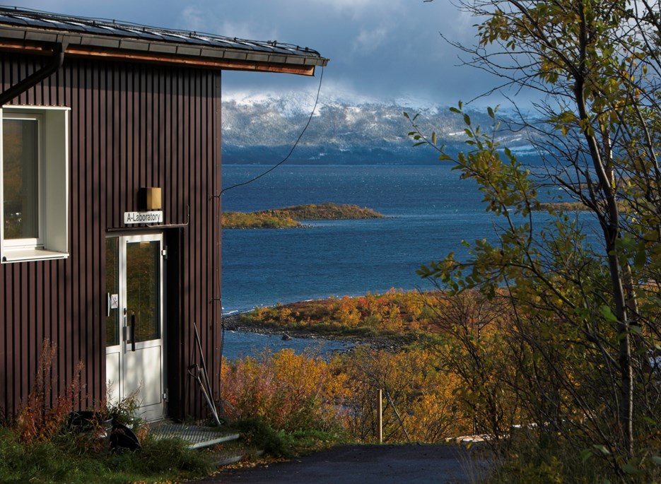 Vy över Abisko forskningsstation med Torneträsk i bakgrunden.