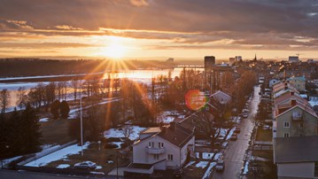 Sol över Öbacka, älven och Konstnärligt Campus, Umeå