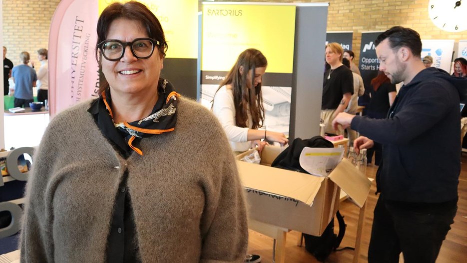 Bild på Ann Karlsson i minglet bland företagsmontrar