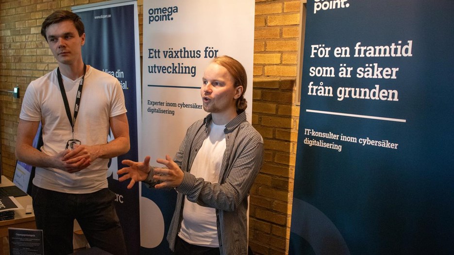 Bild på Edvin Hedin och Jacob Lindström vid Omega Points monter.