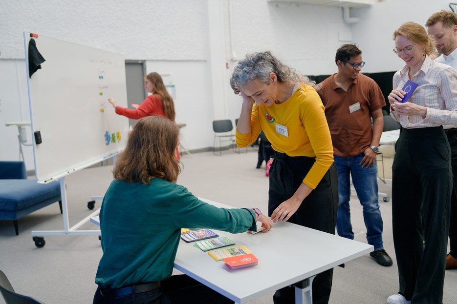 Spelarna köar för att få igenom sina projekt som påverkar världens ekonomi, miljö och sociala välstånd.