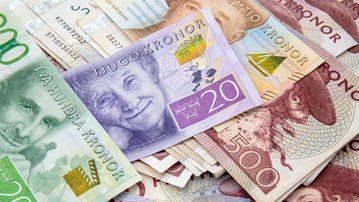 Olika svenska sedlar utspridda på varandra.