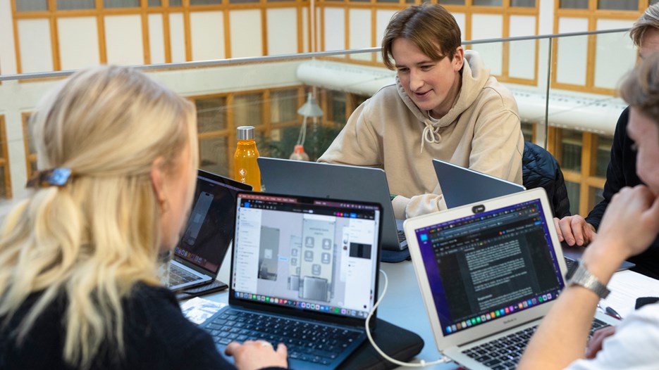 Studenter grupparbetar i MIT-huset