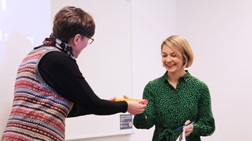 Maria Levlin räcker över stafettpennan till Yvonne Knospe