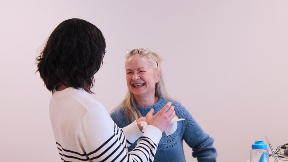 Elisabeth Nilsson och Carina Hermansson pratar med varandra