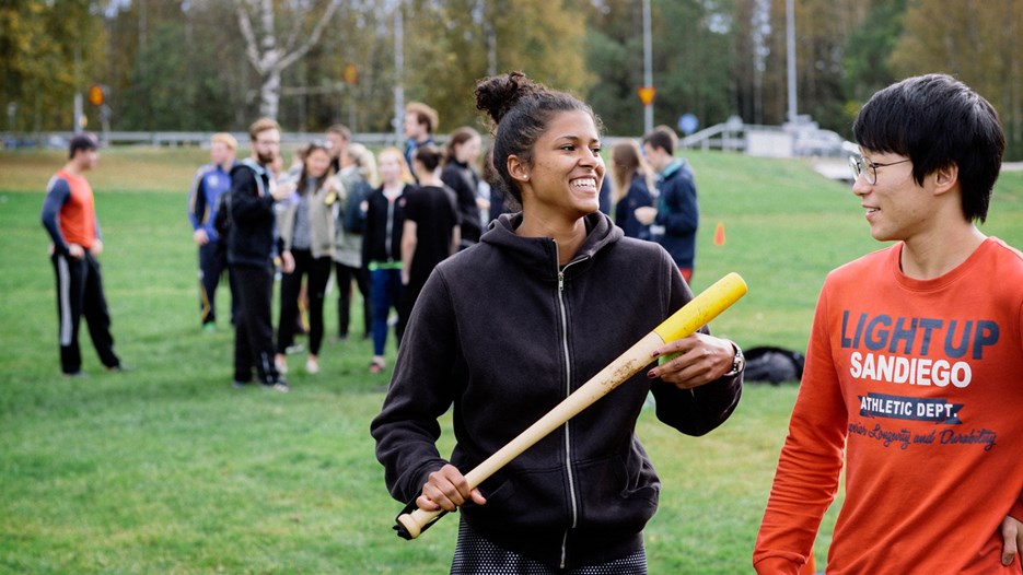 Bild från Buddy programme - brännboll