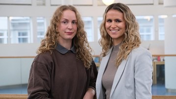 Två kvinnor som står bredvid varandra.