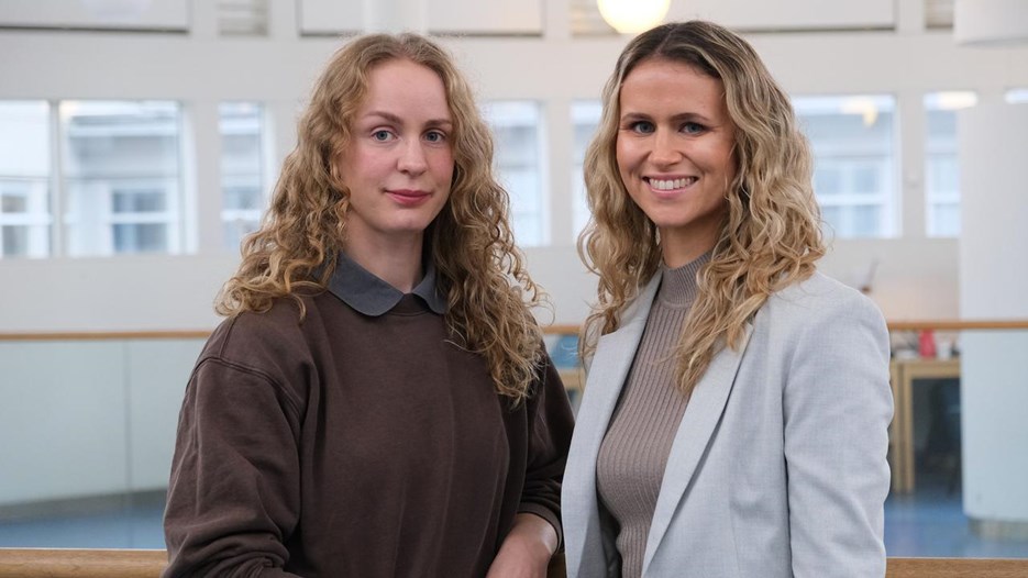 Två kvinnor som står bredvid varandra.