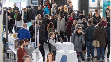 Blivande studenter besöker campus