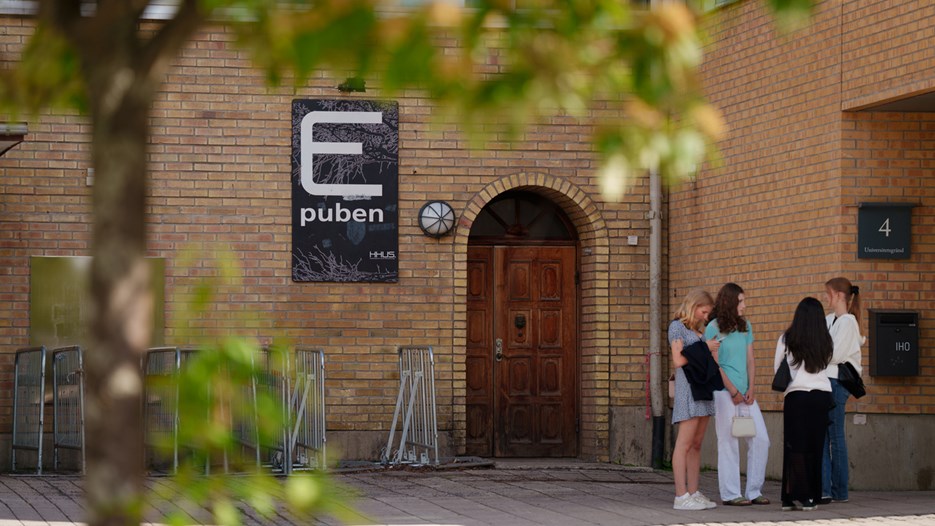 Kårhuset E-puben exteriört en sommardag