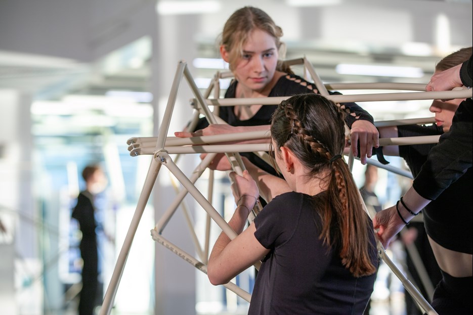 Arkitektstudenter framför sin tolkning av Un-fashion Show, tillsammans med musikstudenter.
