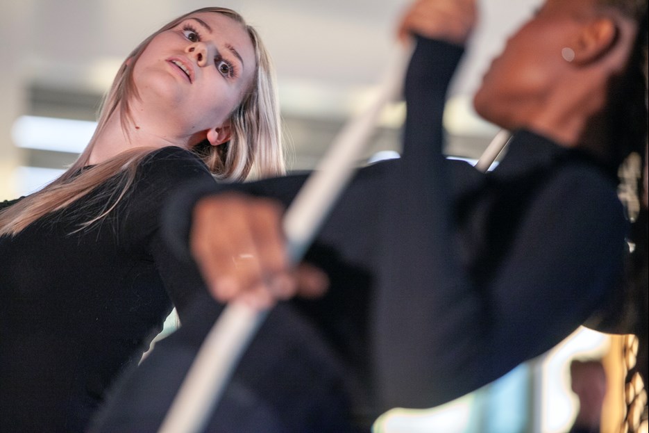 Arkitektstudenter framför sin tolkning av Un-fashion Show.