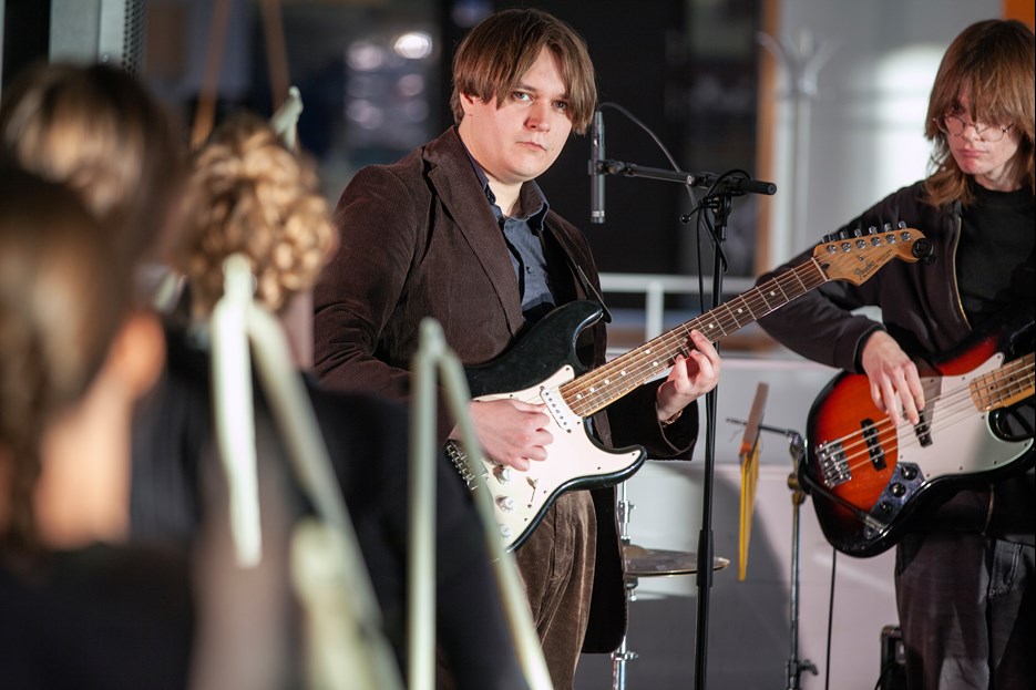 Arkitektstudenter framför sin tolkning av Un-fashion Show, tillsammans med musikstudenter.