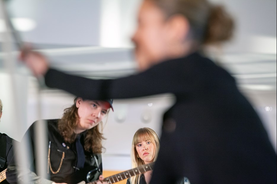 Arkitektstudenter framför sin tolkning av Un-fashion Show, tillsammans med musikstudenter.