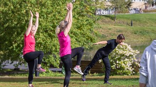 Deltagare motionerar vid Hälsans dag på campus september 2018.