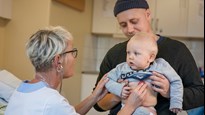 Pappa och barn på besök hos distriktssköterska