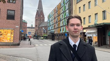 Erik Sandström som står vid sidan av en gata.