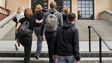 Skolelever går uppför trappa.