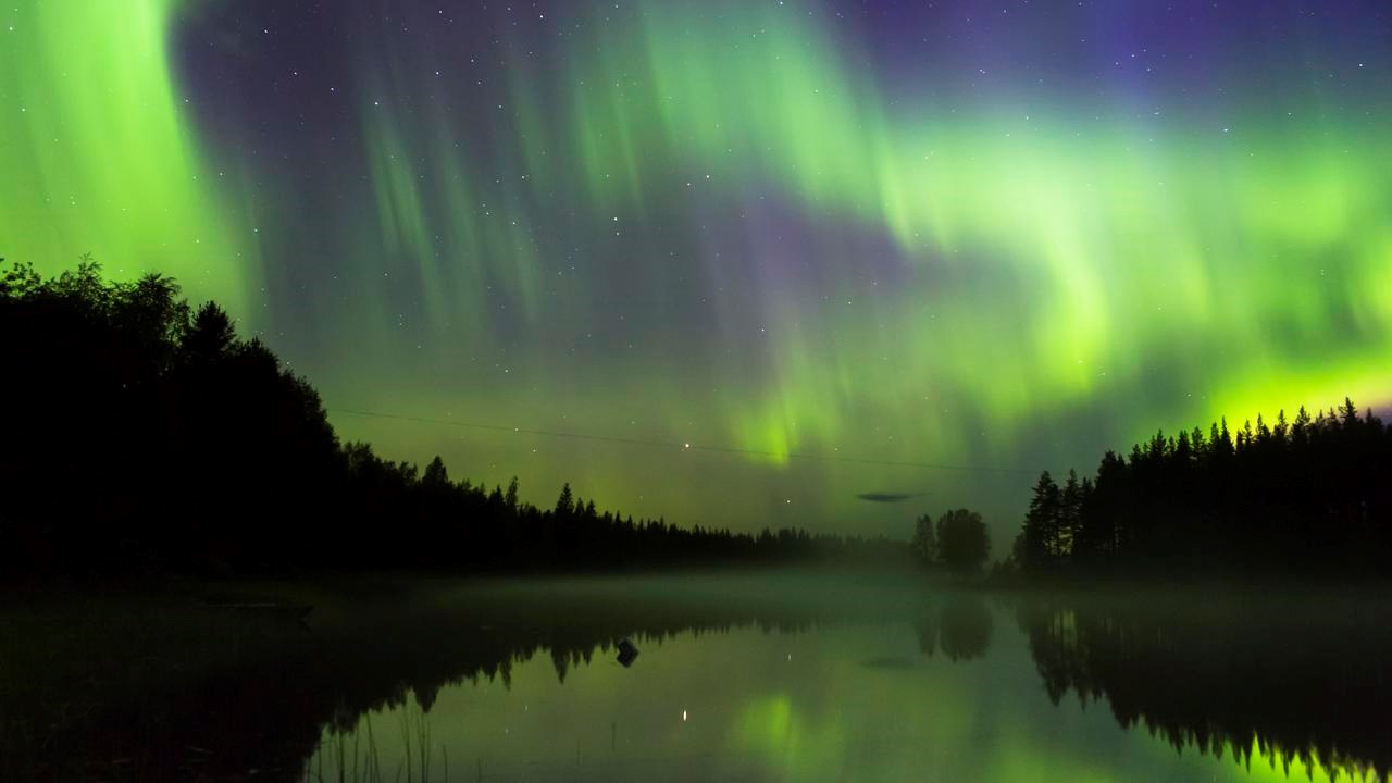 Norrsken som speglas i älven.