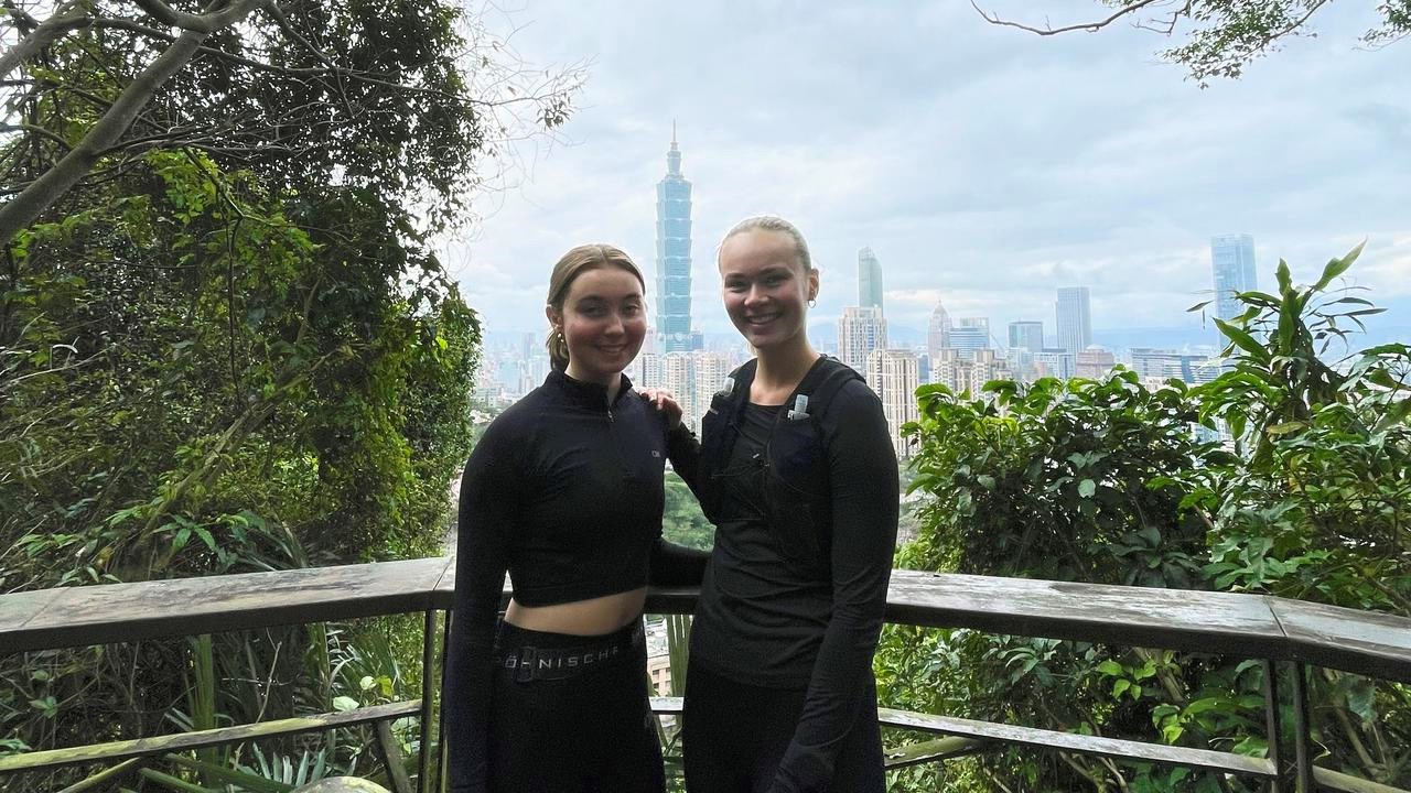 Agnes Forsgren och Alice Jonsson på toppen av Elephant Mountain, en brant vandringsled som ger en underbar utsikt över Taipei.