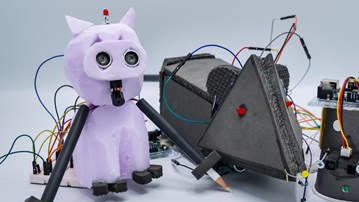 Ett gäng robotar som står bredvid varandra.