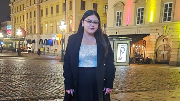 Sultana Shajahan i centrala Linköping kvällstid.