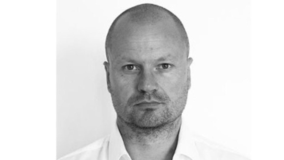 Porträtt av Tobias Richard i svartvitt.