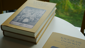 Exemplar av Kågeträskdagboken med kommentarer ligger på ett bord.