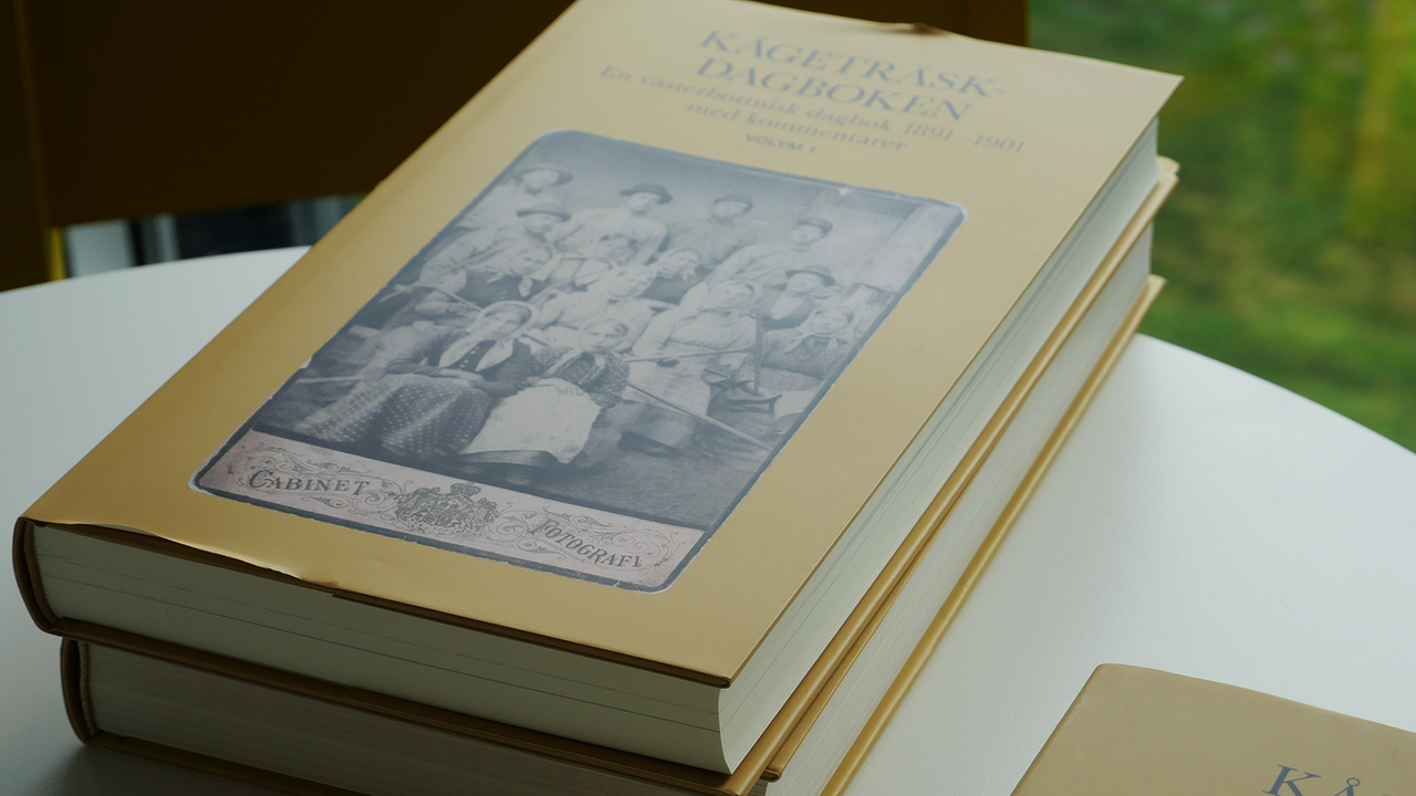 Exemplar av Kågeträskdagboken med kommentarer ligger på ett bord.