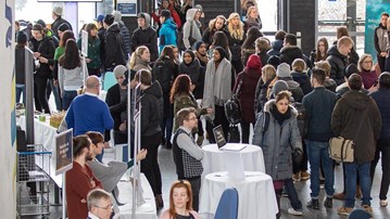 Vimmel av skolelever i Lindelhallen