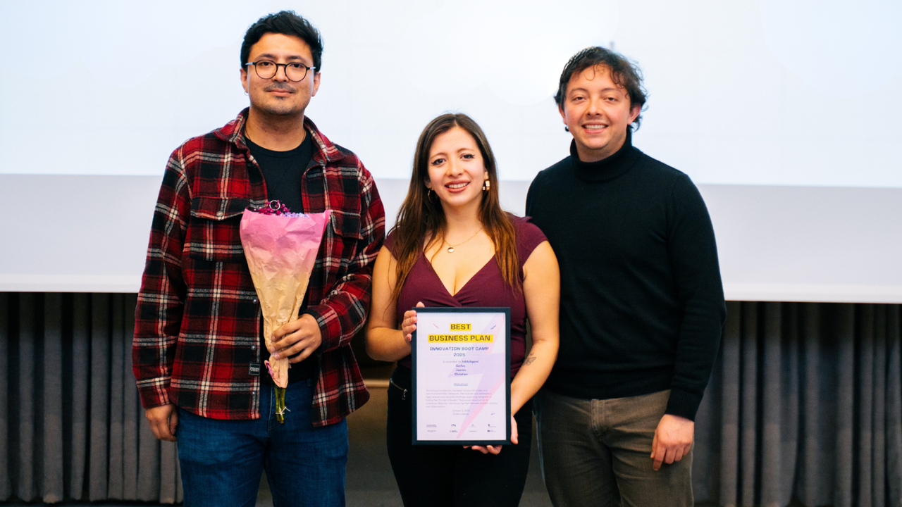 Tre personer som står bredvid varandra framför en projektorduk.