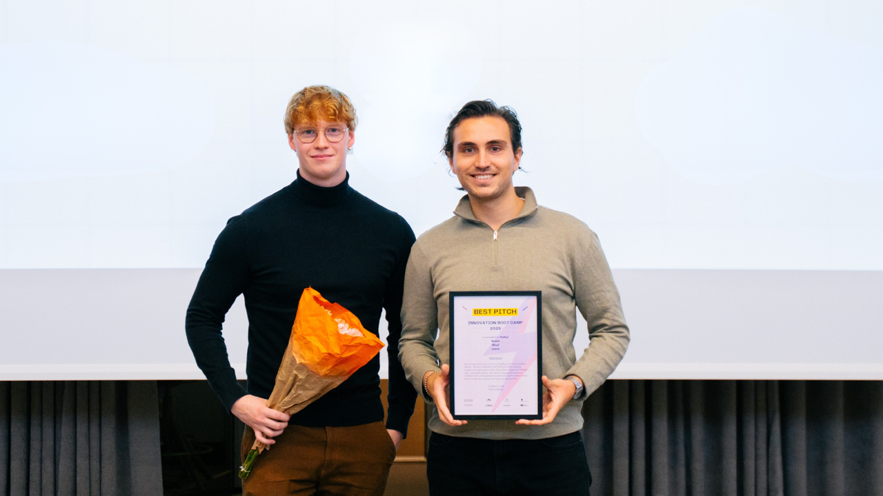 Två män står bredvid varandra och håller blommor.