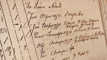 En närbild av en sida med skrift på.