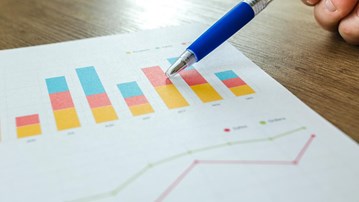 Statistik och stapeldiagram utpekade med penna