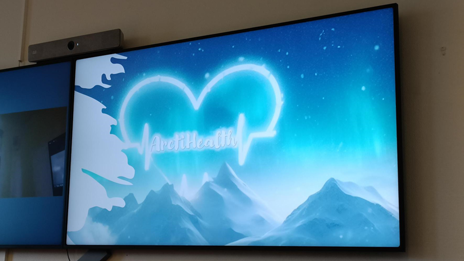 En tv-skärm som visar loggan för forskningsprojektet ArctiHealth