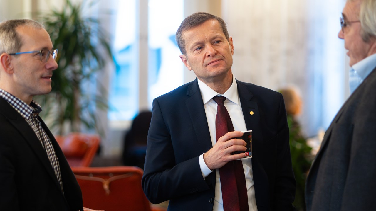 Tre män i kostym.